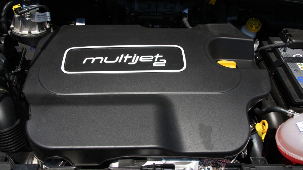 Κάτω από το καπό του Fiat 500X της δοκιμής βρίσκεται ο 2λίτρος diesel κινητήρας του ιταλικού γκρουπ. Αυτός αποδίδει 140 άλογα στις 4.000 σ.α.λ. και 350 Nm στις 1.750 σ.α.λ.